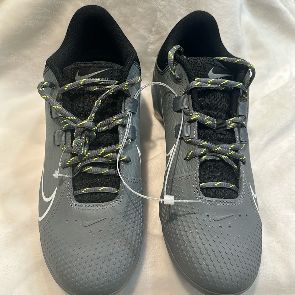 Nike Women’s Hyperdiamond 4 Metal Fastpitch Softball Cleats. Size 9